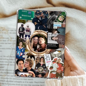 Può includere: Custodia per telefono trasparente con un collage di immagini, tra cui giocatori di hockey, un cartello stradale di Montreal e una foto incorniciata. La custodia presenta varie foto e testo, tra cui "It's a great day to be in Boston."