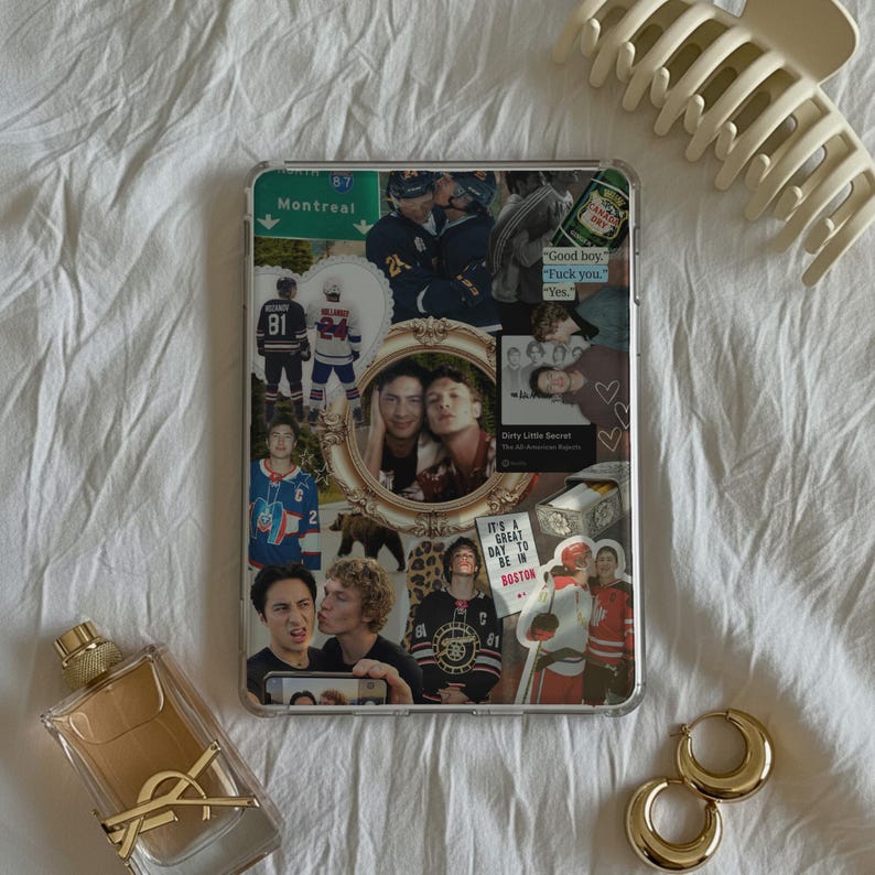 K&ouml;nnte beinhalten: Eine transparente Handyh&uuml;lle mit einer Collage von Bildern, darunter Eishockeyspieler, ein B&auml;r und der Text "It's a great day to be in Boston." Goldene Creolen, ein Parf&uuml;mflakon und eine cremefarbene Haarspange sind ebenfalls sichtbar.