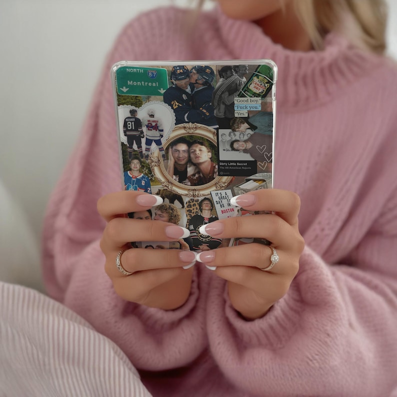 K&ouml;nnte beinhalten: Transparente Handyh&uuml;lle mit einer Collage von Bildern, darunter ein Hockeyteam, ein Stra&szlig;enschild und ein Foto von zwei Personen in einem goldenen Rahmen. Die H&uuml;lle wird von einer Person mit einem rosa Pullover und franz&ouml;sisch manik&uuml;rten N&auml;geln gehalten.