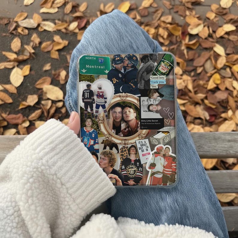 K&ouml;nnte beinhalten: Transparente Handyh&uuml;lle mit einer Collage von Bildern, darunter Eishockeyspieler, ein Montreal-Schild und der Text "Good boy. Fuck you. Yes." Die H&uuml;lle hat verschiedene Aufkleber und Fotos, mit einem goldgerahmten Bild in der Mitte.