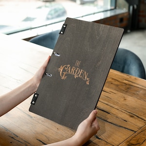 Capa de cardápio de restaurante com fichário de argolas, quadro de cardápio com logotipo, pasta de cardápio com gravação de logotipo para folhas trocáveis, capa de cardápio de bebidas de madeira