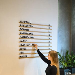 Exhibidor de menú para montar en la pared, tablero de menú colgante de roble, juego de repisas con letras intercambiables, juego de 10 rieles, exhibidor de menú de panadería, letrero de menú de cafetería