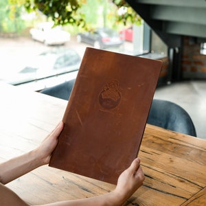Chemise de menu à couverture rigide pour feuilles interchangeables avec planche de fixation, couverture de menu avec logo en relief, livre de menus, support de menu personnalisé pour la carte des vins