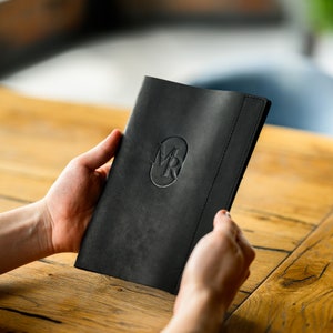 Niestandardowy uchwyt na menu, skórzany uchwyt na menu, okładka na menu do restauracji, okładka na menu do kawiarni i baru, książka z menu, projekt okładki na menu, teczka na menu z logo