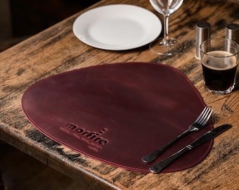 Elegante Leder-Ess-Tischsets, personalisierbare ovale Tischsets mit individueller Logoprägung für Events & Restaurants