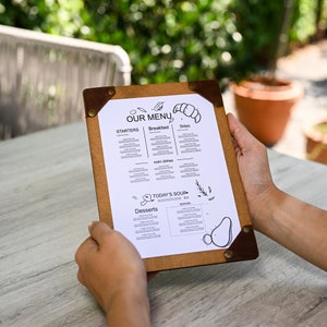 Tablica menu z mocowaniami narożnymi, uchwyt na menu dostosowany, okładka menu z grawerowanym logo, okładka menu do restauracji, uchwyt na listę win