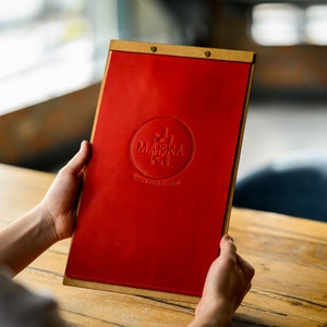 Uchwyt na menu z wytłoczonym logo, tablica menu na listę win, schowek na menu w formacie US Legal, spersonalizowana teczka na menu restauracji