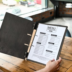 Uchwyt na menu z segregatorem, spersonalizowana tablica menu, okładka na menu restauracji z grawerowanym logo, drewniana okładka na listę win