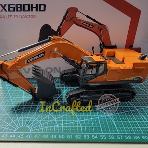 Develon DX680HD Crawler Excavator Metal Machines 1:50 Scale Die-Cast Model New Box