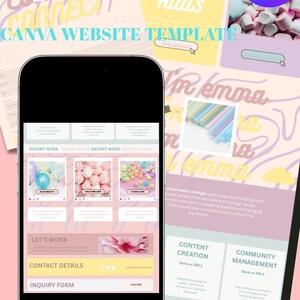 Peut inclure: Un smartphone affichant un modèle de site web Canva avec une palette de couleurs pastel, comprenant des sections pour les travaux récents, la création de contenu, la gestion de communauté et les coordonnées, sur un fond du même design.