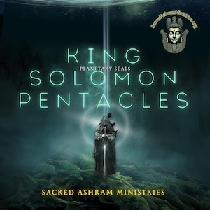 Puede incluir: Una ilustración digital de una figura oscura sosteniendo una espada, de pie en una colina cubierta de musgo. El texto "KING SOLOMON PENTACLES PLANETARY SEALS" se muestra en una fuente verde. El texto "SACRED ASHRAM MINISTRIES" se muestra en una fuente amarilla. El texto "UNLOCK THE POWER OF THE MAGICIANS OF OLD!" se muestra en una fuente blanca.