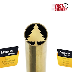 Op de afbeelding: Een gouden metalen penblank met een zwarte achtergrond en een gouden silhouet van een dennenboom. De blank is verkrijgbaar in messing, roestvrij staal of koolstofvezel. De diameteropties zijn 3/16 inch (5 mm), 1/4 inch (6 mm), 5/16 inch (8 mm) en 3/8 inch (10 mm).