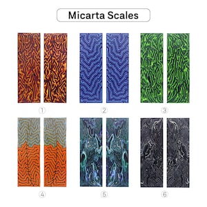 Op de afbeelding: Zes paar Micarta-schalen voor meshandvatten. De schalen zijn gemaakt van een gelaagd composietmateriaal met een verscheidenheid aan kleuren en patronen, waaronder rood, oranje, blauw, groen, zwart en grijs.