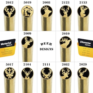 Può includere: Assortimento di 10 grezzi per penne in metallo color oro con disegni di cervi neri. I grezzi per penne sono disposti in una griglia di 5 righe e 2 colonne. I grezzi per penne sono etichettati con numeri, come 2012, 5019, 2008, 2123, 2153, 2009, 2010, 5017, 2104, 2111, 2082 e 2029. I grezzi per penne sono realizzati in ottone, acciaio inossidabile o fibra di carbonio. I grezzi per penne sono disponibili in diametri di 3/16 di pollice, 1/4 di pollice, 5/16 di pollice e 3/8 di pollice.