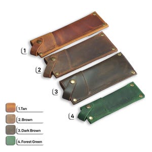 Può includere: Quattro astucci in pelle per penne nei colori beige, marrone, marrone scuro e verde foresta. Ogni astuccio ha una chiusura a patta fissata con un bottone a pressione in ottone. Gli astucci sono rettangolari e sembrano fatti a mano.