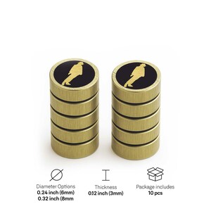 May include: Two stacks of brass cylinders with a black top featuring a gold silhouette. The cylinders have a diameter of 6mm or 8mm and a thickness of 3mm. The package includes 10 pieces. The image also shows the diameter and thickness measurements.