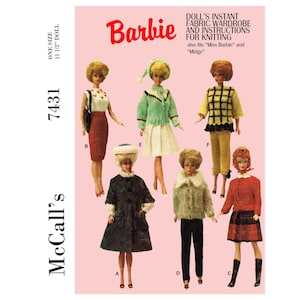 Op de afbeelding: Een vintage McCall's naaipatroon voor Barbiepoppen, met zes verschillende outfits. Het patroonnummer is 7431 en is voor een pop van 29,2 cm. Het patroon bevat instructies voor het breien van de outfits. De tekst op het patroon luidt "Doll's Instant Fabric Wardrobe and Instructions for Knitting, also fits "Miss Barbie" and "Midge."