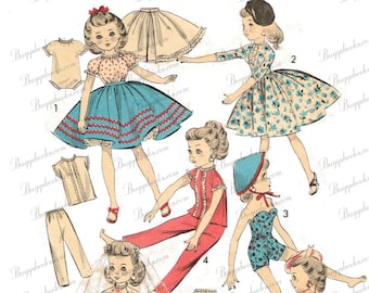 Puede incluir: Patrón de muñeca de papel vintage con múltiples atuendos. La imagen presenta una muñeca con varias opciones de ropa, incluyendo vestidos, un traje de baño y un abrigo. El tamaño de la muñeca es de 26,67 cm.