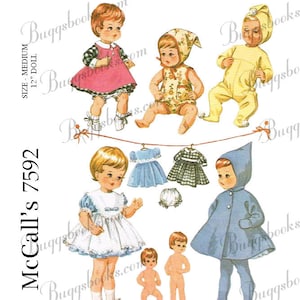 Puede incluir: Un patrón de costura vintage para hacer ropa de muñeca. El patrón es para una muñeca de 30 cm e incluye una variedad de atuendos, incluyendo vestidos, un abrigo y un pantalón. El patrón se titula "McCall's 7592" y está diseñado para las muñecas "Teenie Weenie Tiny Tears", "Teenie Tiny Tears" y "Tiny Tears".