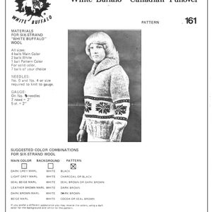 Könnte beinhalten: Ein Strickmuster für einen "White Buffalo" kanadischen Pullover. Das Muster enthält Anweisungen für die Verwendung von sechssträngigem Garn und schlägt verschiedene Farbkombinationen für die Hauptfarbe, den Hintergrund und das Muster vor. Die Musternummer ist 161.