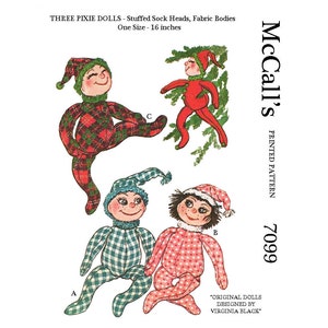 Könnte beinhalten: Ein Vintage-Nähmuster von McCall's für drei Pixi-Puppen. Das Muster ist für gefüllte Sockenköpfe und Stoffkörper. Die Puppen sind 40,6 cm groß und in karierten, karierten und gepunkteten Stoffen gekleidet. Das Muster trägt den Titel "Three Pixie Dolls - Stuffed Sock Heads, Fabric Bodies" und "Original Dolls Designed by Virginia Black".