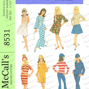 Puede incluir: Un patrón de costura vintage para un armario de muñecas. El patrón es para muñecas Francie e incluye ocho atuendos diferentes, entre ellos un vestido con lunares, un vestido con estampado floral, una falda y una blusa, una gabardina, un vestido a rayas, un pantalón y una blusa, y un mono. El patrón es de McCall's y es el número 8531.