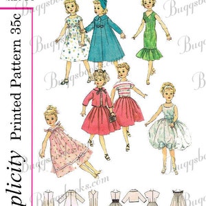 Puede incluir: Un patrón de costura vintage Simplicity para una muñeca de 35,5 cm. El patrón incluye instrucciones y diagramas para hacer una variedad de vestidos y una chaqueta. El número del patrón es 2745 y el precio es de 35 centavos.