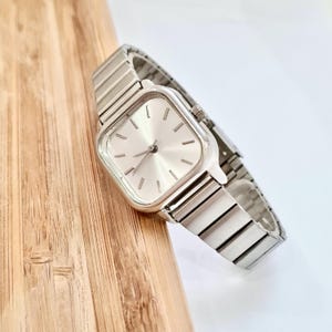 Montre-bracelet pour femme argentée, Bracelet argenté, Design carré, Cadran argenté, Boucle en deux étapes, Design minimaliste, Index bâton