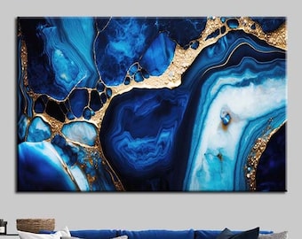 Op de afbeelding: Abstracte kunstprint met draaiende blauwe en gouden patronen. De print heeft een moderne en eigentijdse stijl, perfect om elke kamer een vleugje elegantie te geven.