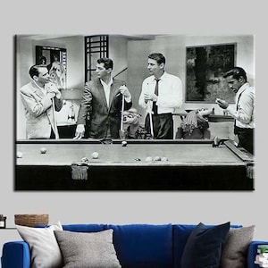 Puede incluir: Fotografía en blanco y negro de cinco hombres jugando al billar. Los hombres están vestidos con traje y corbata, y están de pie alrededor de una mesa de billar. La mesa de billar es verde, y hay bolas en la mesa. Los hombres están mirando todos a la cámara.