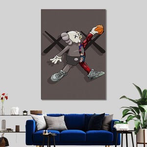 Op de afbeelding: Een grijs en rood cartoonfiguur met een basketbal in de hand, gekleed in een grijs en rood outfit en een grijs en witte schoen. Het figuur staat op een grijze achtergrond met een zwart X-patroon.