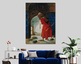 Può includere: Un dipinto di un uomo con una tunica rossa in piedi in una porta. Sta guardando un gruppo di tartarughe sul pavimento. La porta è decorata con intricati lavori di piastrelle.