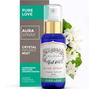 以下が含まれることがあります： 金色の蓋と白いラベルが付いた青いガラス瓶。ラベルには「Aura Spray Crystal Infused Mist 100 ml / 3.4 fl.oz. Handmade in Bali Pure Love」と書いてあります。瓶は白い花に囲まれています。
