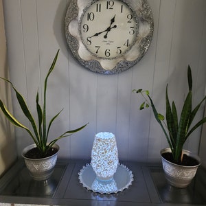 Reloj, grande, bellamente decorado con gemas de espejo de vidrio triturado, decoración de sala de estar, baño, dormitorio o cocina. Reloj único en su tipo.