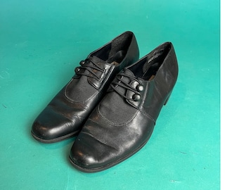 Vintage 1990-tals knapp svarta läderloafers med klack från KB and Company, damstorlek 9
