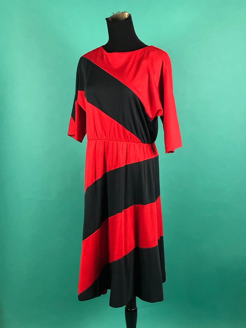 Vintage 1970s 70s Red and Black Oversized Diagonal Line Quarter Batwing Sleeve Cinched Waist Full Dress size ML