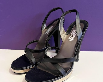 Tacones vintage Gianni Versace de los años 90 con tiras cruzadas de Medusa, ribetes de metal y negro mate, hechos en Italia, talla 39