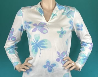Blusa Ugna vintage de los años 70 con estampado novedoso de mariposas grandes en colores pastel por todas partes, manga larga, cuello en V, talla 10