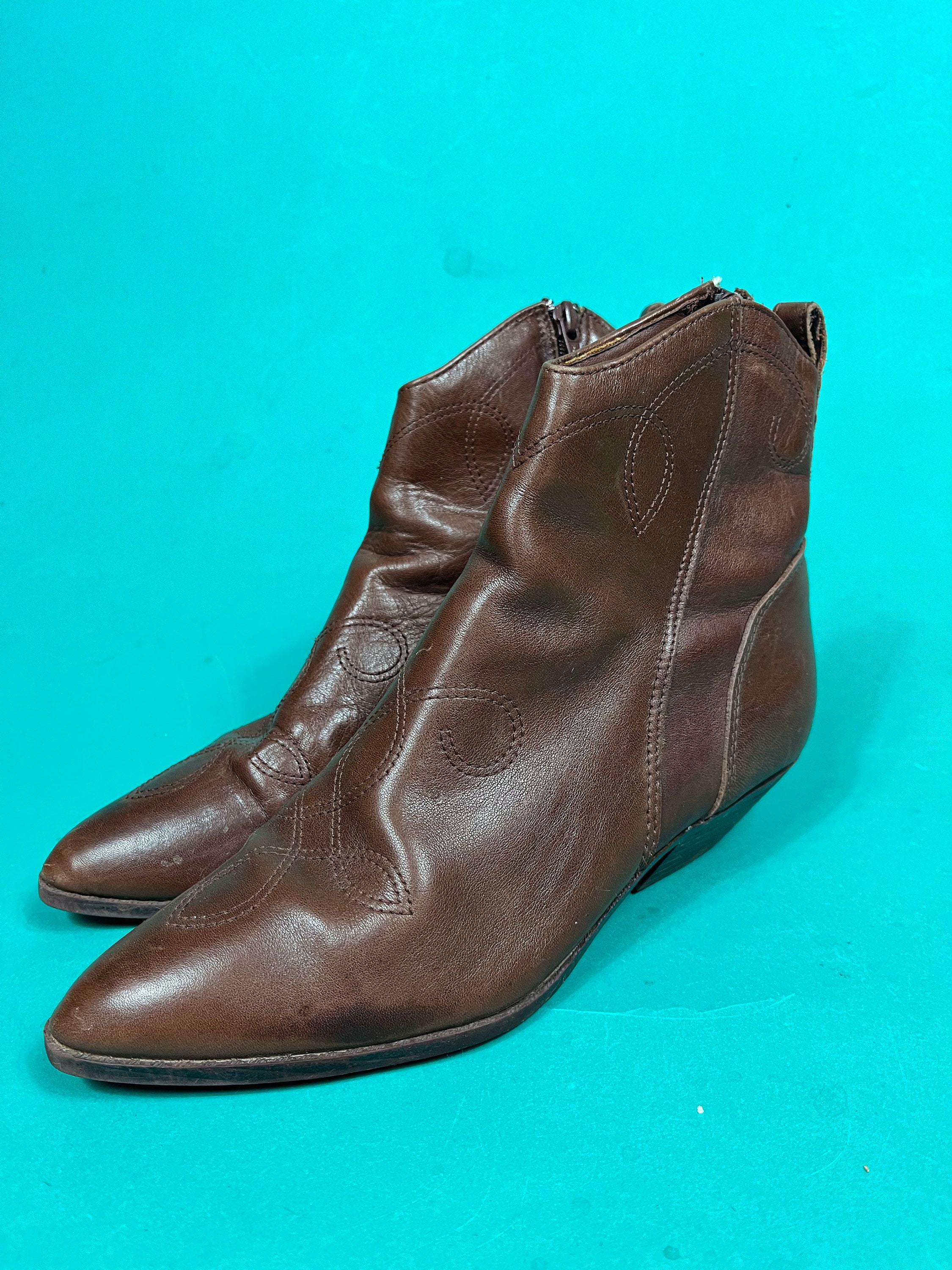 Bottes Western J. Chisholm Exotiques – Cuir Autruche Pleine Plume, Marron, Taille 7.5 D (Vintage)