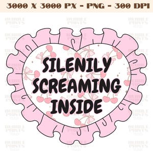 K&ouml;nnte beinhalten: Eine rosa herzf&ouml;rmige Grafik mit wei&szlig;em Hintergrund und einem gekr&auml;uselten Rand. Das Herz hat ein Muster aus rosa Schleifen und roten Kirschen. Der Text "SILENILY SCREAMING INSIDE" ist in schwarzen Buchstaben geschrieben.
