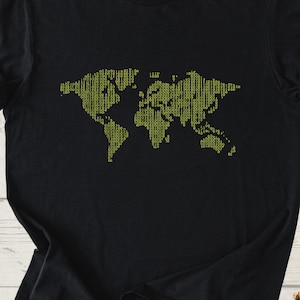 Puede incluir: Camiseta negra con un diseño de mapa del mundo en verde claro. El mapa está compuesto por líneas verticales, creando un efecto texturizado. La camiseta tiene mangas cortas y cuello redondo.