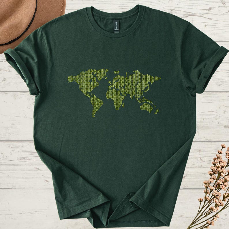 K&ouml;nnte beinhalten: Dunkelgr&uuml;nes T-Shirt mit einem Weltkarten-Design in einem helleren Gr&uuml;nton. Die Karte besteht aus vertikalen Linien, die einen strukturierten Effekt erzeugen. Das T-Shirt hat kurze &Auml;rmel und einen Rundhalsausschnitt.