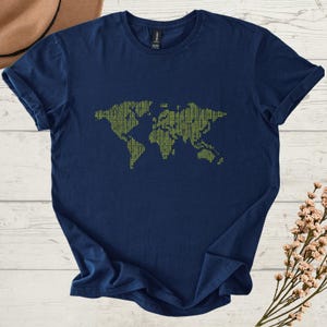 K&ouml;nnte beinhalten: Ein marineblaues T-Shirt mit einem hellgr&uuml;nen Weltkarten-Design. Die Karte besteht aus vertikalen Linien. Das Shirt besteht aus einem weichen Material und hat kurze &Auml;rmel.