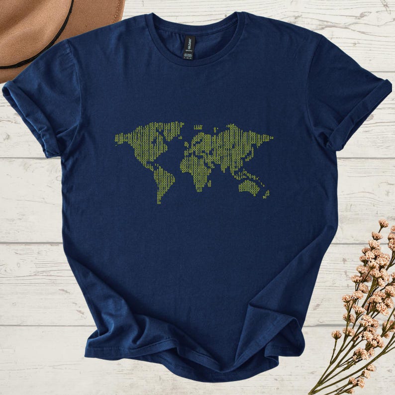 K&ouml;nnte beinhalten: Ein marineblaues T-Shirt mit einem hellgr&uuml;nen Weltkarten-Design. Die Karte besteht aus vertikalen Linien. Das Shirt besteht aus einem weichen Material und hat kurze &Auml;rmel.