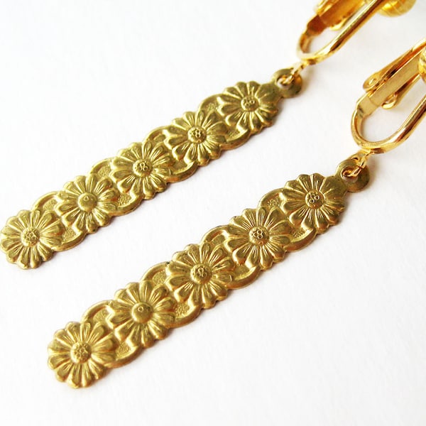 Gold Daisy Clip On Earrings, Brass Flower Column Clip Earrings, Gold Ear Clips, Floral Dangle Clipons, Lightweight Earrings, Daisy Chain