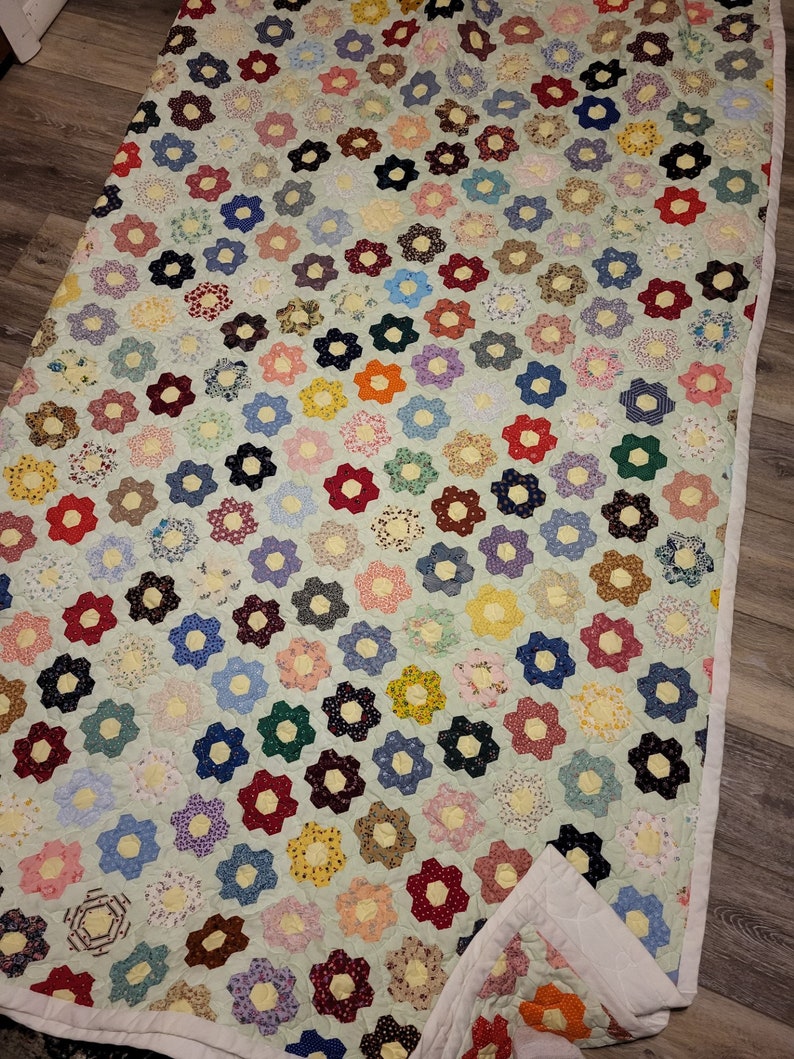 Wunderschöne handgenähte Vintage-Steppdecke mit Blumenmuster Bild 1