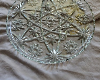 Runde Servierplatte aus Glas mit geätztem Sterndesign