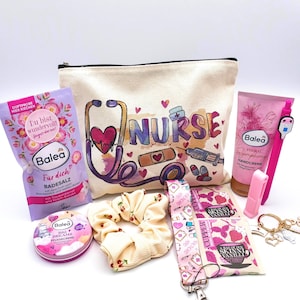Könnte beinhalten: Eine Sammlung von Artikeln zum Thema Krankenschwester, darunter eine Kosmetiktasche aus Canvas mit Stethoskop- und Herzdesign, ein Scrunchie, Handcreme, Badesalz und ein Schlüsselband. Auf der Tasche steht das Wort "NURSE".