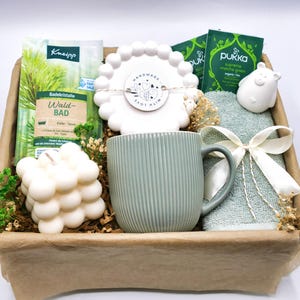 Geschenkbox für Frauen mit Tasse in grün Kerze Geschenk Dekobär Raysin Geschenkset Untersetzer für Freundin Deko Geschenk Mama Geburtstag