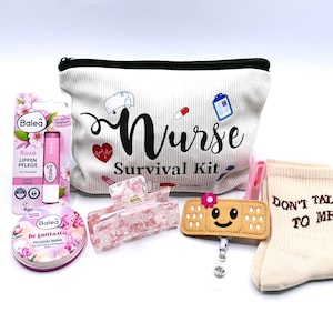 Könnte beinhalten: Eine weiße Kosmetiktasche aus Cord mit dem Text "Nurse Survival Kit", eine rosa Haarspange, eine Pflaster-förmige Ausweisrolle, Socken mit dem Text "DON'T TALK TO ME", Lippenbalsam und eine Gesichtscreme.